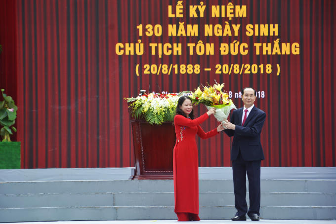 Đồng chí Võ Thị Ánh Xuân, Bí thư Tỉnh ủy An Giang tặng lãng hoa tới Chủ tịch nước Trần Đại Quang.