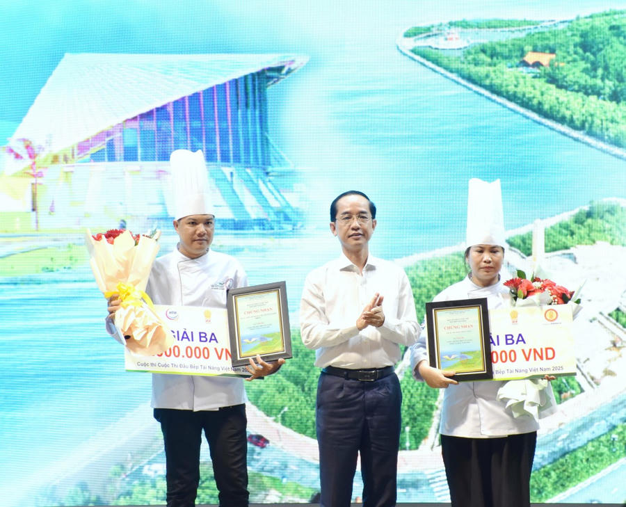 Ông Hồ Thanh Thủy – Phó Bí thư Tỉnh ủy Cà Mau, trao hoa, Giấy chứng nhận chúc mừng đội Liên Chi hội Đầu bếp chuyên nghiệp ĐBSCL và Nhà hàng Mũi Cà Mau đạt giải Ba.