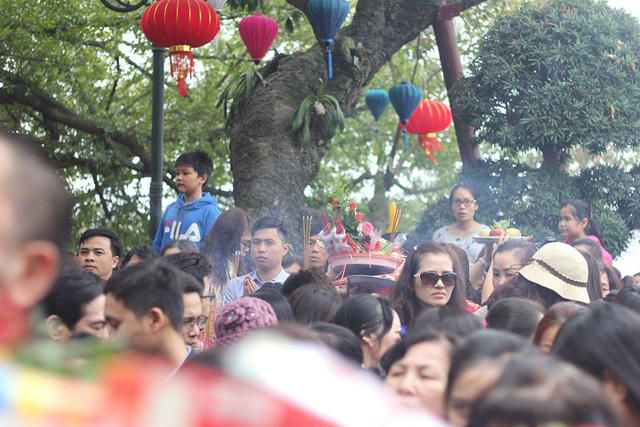 Tất cả khoảng không gian trong Phủ Tây Hồ đều ken đặc người.