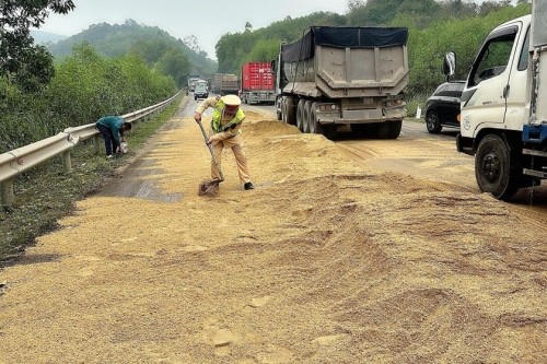Hành động đẹp của chiến sỹ CSGT Nghệ An.