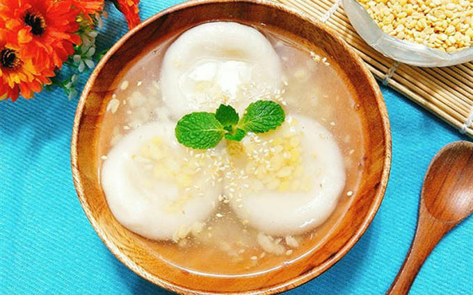Bánh chay nhân đậu xanh thể hiện tâm Viên Giác theo đạo Phật.