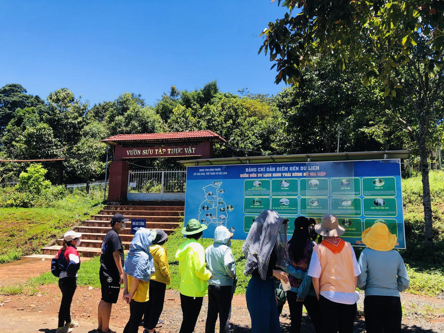 Khách du lịch tham quan tại VQG Bù Gia Mập. Ảnh: CTV