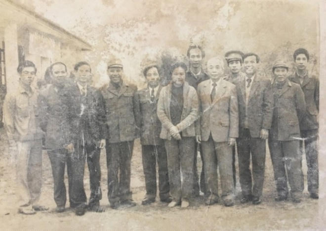Ông Nguyễn Duy Khoa (ngoài cùng bên trái) và anh em phục vụ chụp ảnh lưu niệm cùng Đại tướng Võ Nguyên Giáp và phu nhân vào năm 1982 (Ảnh NVCC).