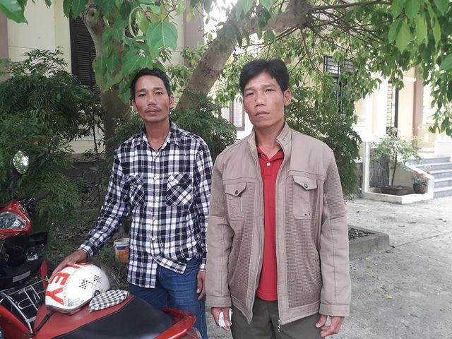 Hai anh em Hòa (phải), Bình tại phiên tòa chiều 13-3. Ảnh: TA