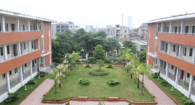 2. Sân chơi, vườn hoa được bố trí hợp lý là điểm “cộng” của trường Phú La.