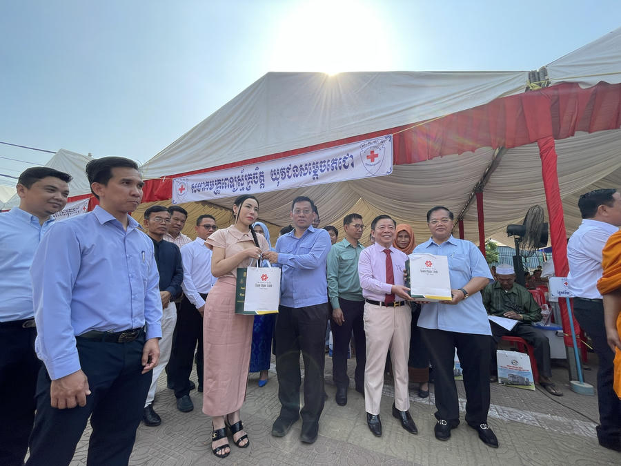 Ban lãnh đạo Tập đoàn Y Dược Sâm Ngọc Linh Việt Nam trao quà hữu nghị đến lãnh đạo chính quyền Thủ đô Phnom Penh.