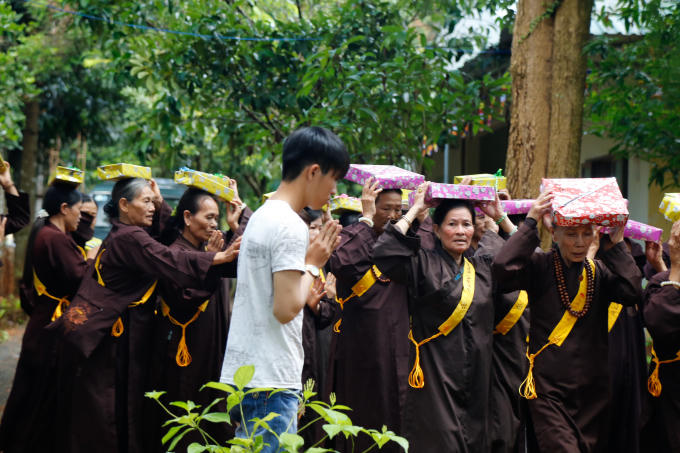 Phật tử thành kính dâng y.