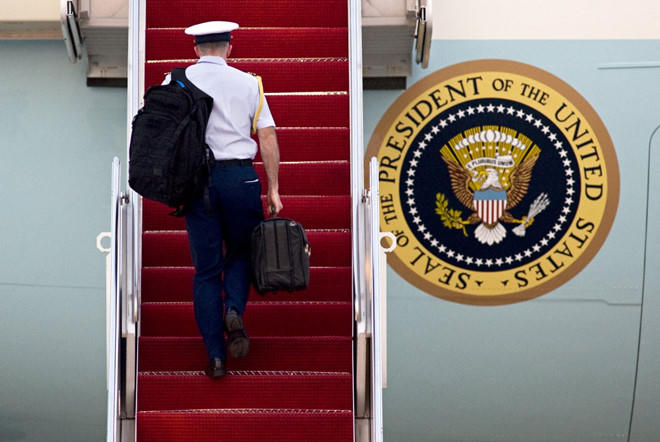 Một binh sĩ Mỹ xách "The Football" khi đi lên máy bay Air Force One ngày 7/4/2010. Ảnh: Business Insider.
