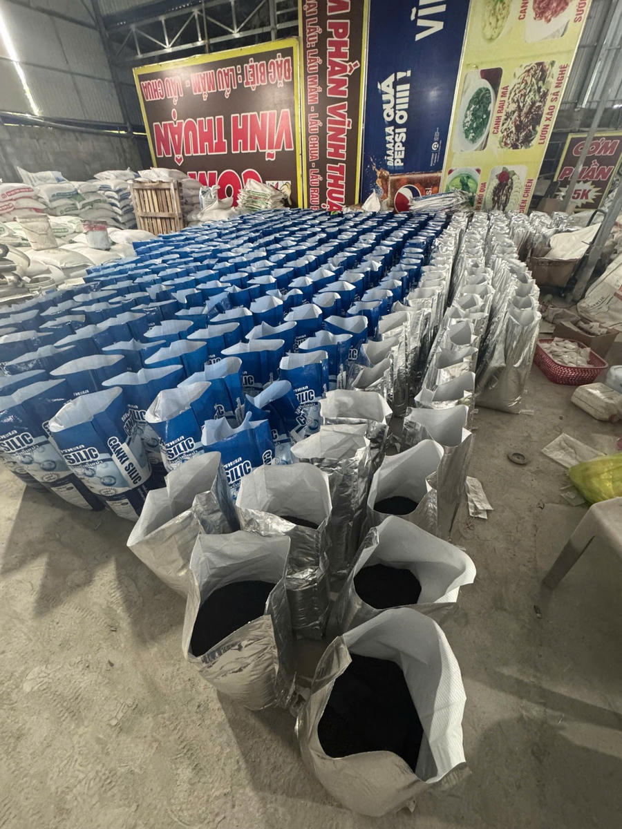 Trên 60 tấn sản phẩm xử lý môi trường nuôi trồng thủy sản không rõ nguồn gốc bị phát hiện. (Ảnh: Chi Cục QLTT tỉnh Kiên Giang)