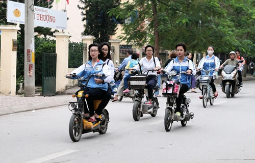 Học sinh đi xe đạp điện vi phạm luật GT có thể bị "phạt nguội". (Ảnh minh họa)