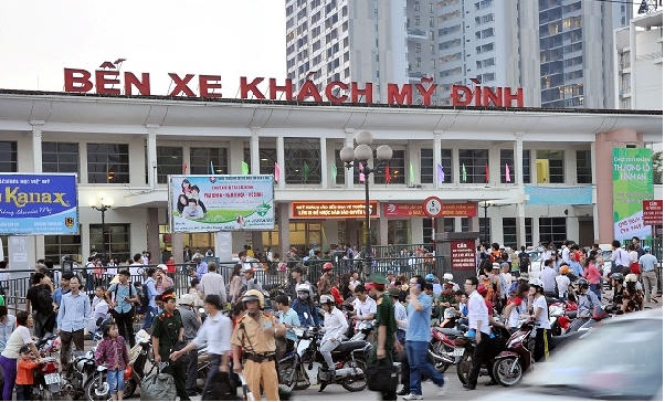 Lượng khách tại bến xe Mỹ Đình đang tăng cao trong những ngày giáp Tết.