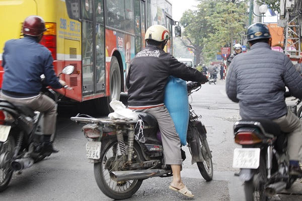 Chùm ảnh: Xe máy “quá đát” tung hoành các khu phố Hà Nội