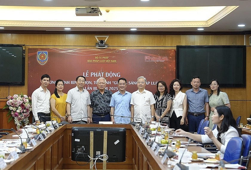 Tổng biến tập Vũ Hoài Nam, Phó Tổng biên tập Vũ Hồng Thúy chụp ảnh cùng các khách mời.