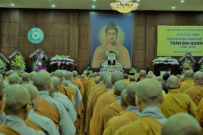 Di ảnh Chủ tịch nước Trần Đại Quang được đặt trang trọng, nằm giữa tấm chân dung lớn Phật Thích Ca.