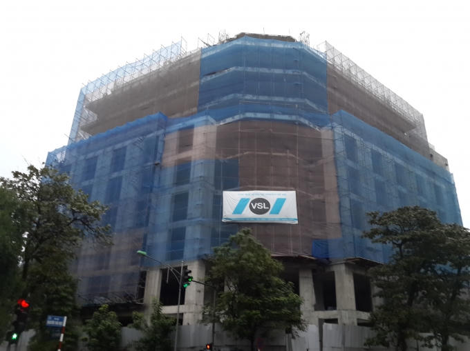 Dự án nằm im lìm giữa ngã tư Nguyễn Thái Học - Lê Duẩn sầm uất và nhộn nhịp.