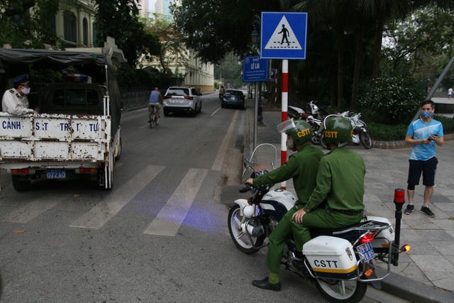 Một xe truyền thanh lưu động nhắc nhở người dân đeo khẩu trang và các cách phòng dịch Covid-19.