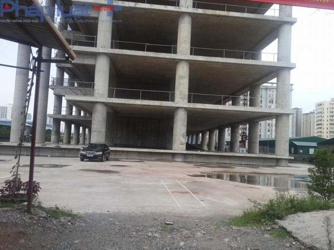 Công trường vắng vẻ, không một bóng dáng công nhân.