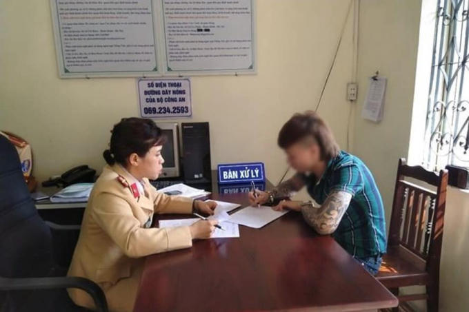 Khá Bảnh từng bị phát vì hành vi chụp ảnh trên cao tốc.