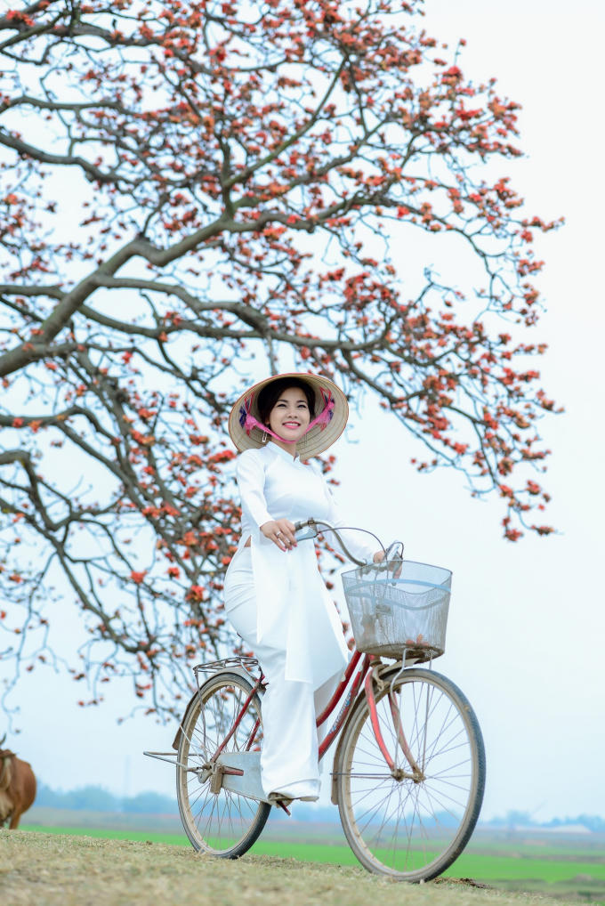 Màu đỏ tươi thắm của hoa gạo làm xao xuyến bao ánh mắt nhìn và khiến cho tâm hồn thấy ấm áp lạ kỳ.