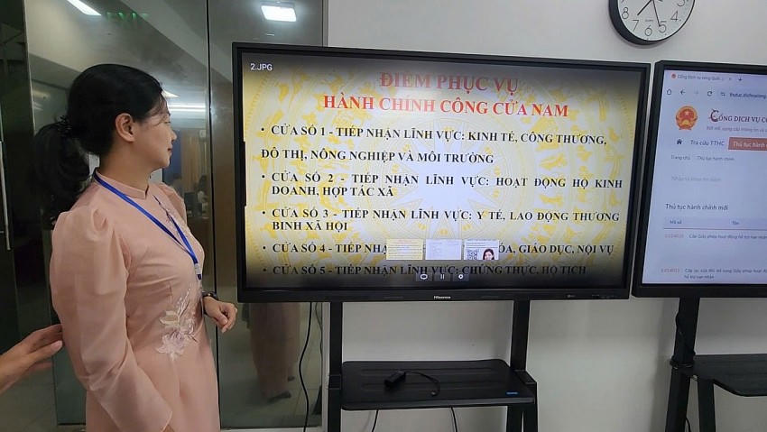 Người dân tiếp cận thông tin được cụ thể, rõ ràng hơn dưới sự hỗ trợ của các cán bộ.