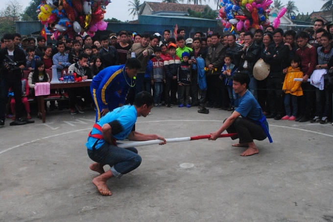 Nhiều trò chơi, hội thi dân gian được tổ chức. (Ảnh Duy Ngợi).