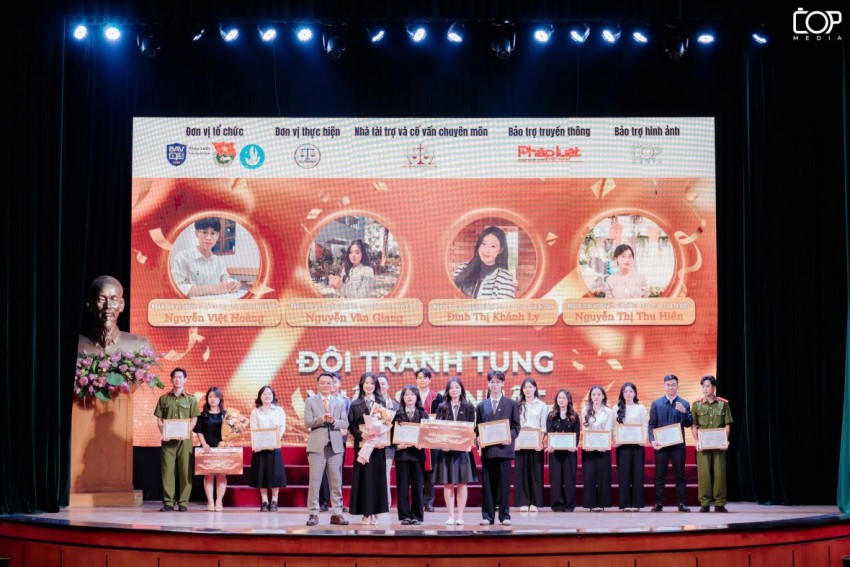 Luật sư Hà Trọng Đại, Giám đốc Công ty luật Hà Trọng Đại chúc mừng các sinh viên.