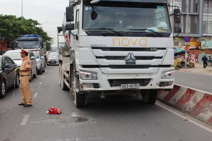 Công an quận 7 xử lí hiện trường vụ tai nạn.