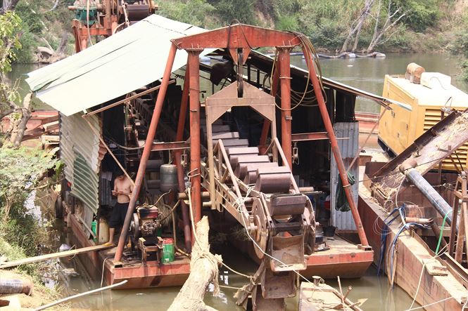 Nhìn gần dàn máy cào của Công ty Thiên Ý hạ thủy trên suối Krông Pắk.
