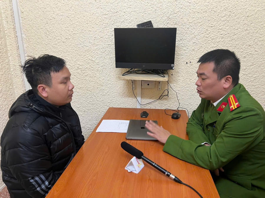 Công an lấy lời khai của các đối tượng