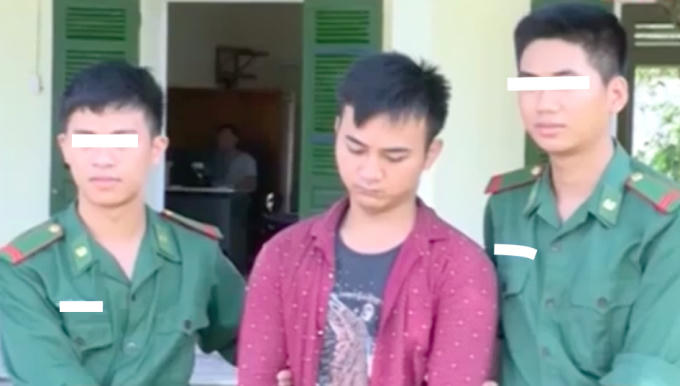 Đối tượng Trần Văn Thắng (đứng giữa) tại Đồn Biên phòng Bắc Sơn - Bộ Đội Biên Phòng tỉnh Quảng Ninh.
