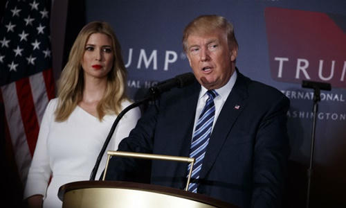 Ông Donald Trump và con gái Ivanka. (Ảnh: CBS News)