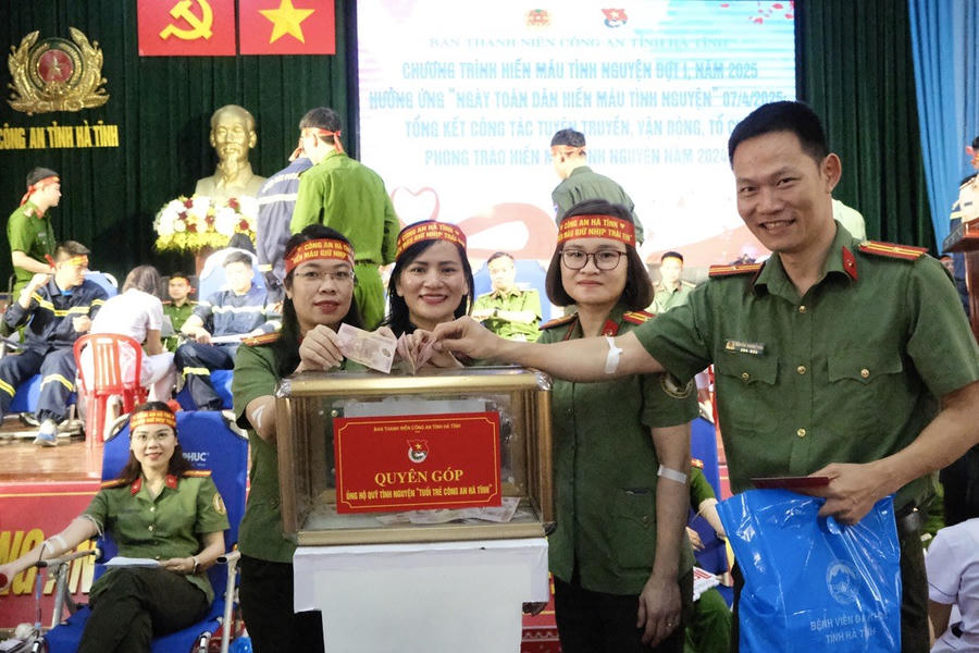 Cán bộ, chiến sỹ hưởng ứng phong trào ủng hộ qũy tình nguyện “Tuổi trẻ Công an Hà Tĩnh”.