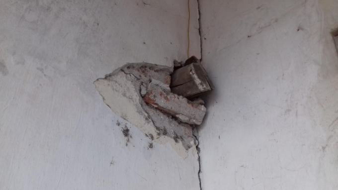 Rất nhiều vết nứt lớn xảy ra, nhưng phía chính quyền và đơn vị kiểm định trả lời không xác định được nên không đền bù mà chỉ hỗ trợ chi phí.