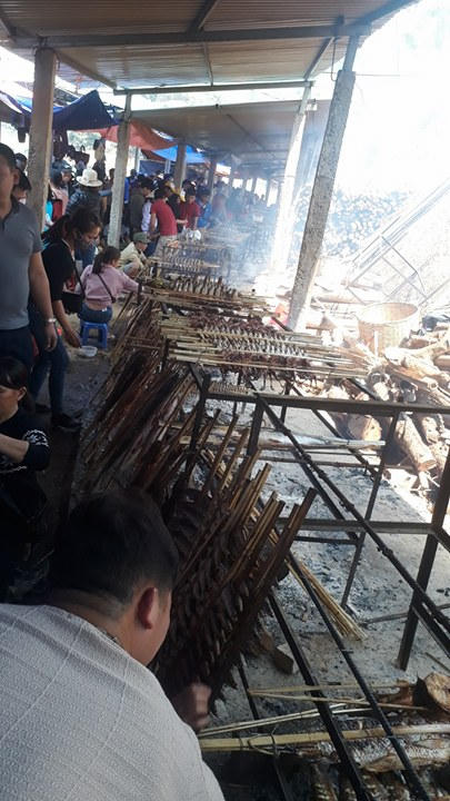 Cá được nướng và bày bán tại chốn linh thiêng.