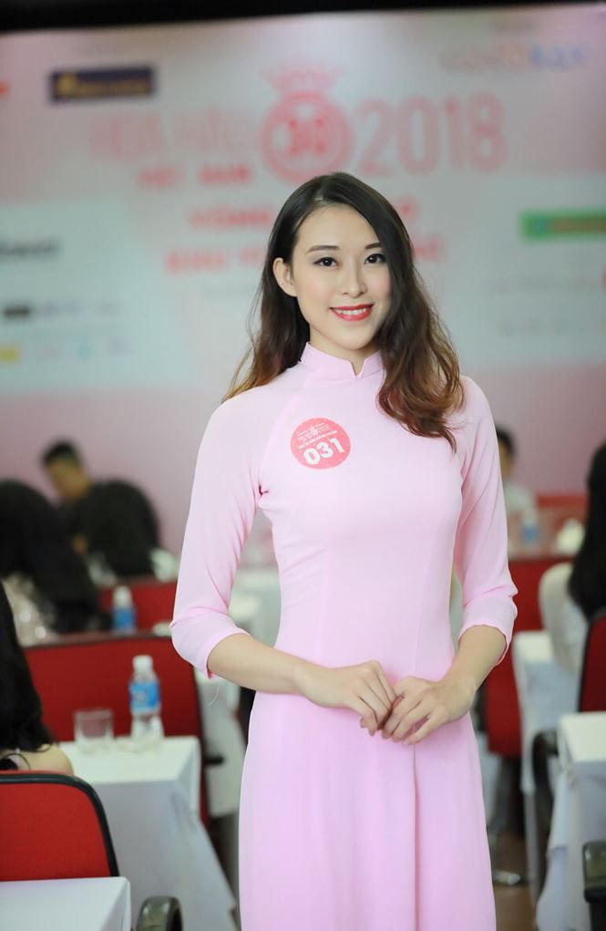 Phan Thị Thu Trang còn nhiều bỡ ngỡ khi lần đầu tiên tham dự cuộc thi nhan sắc. Ảnh: Hồng Vĩnh.