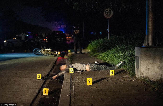 Một thanh niên trẻ bị giết vì nghiện ma túy nằm sõng soài trên đường phố Manila. (Ảnh: Daily Mail)