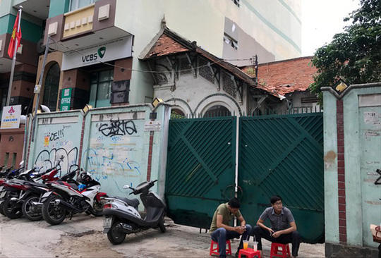 Bức ảnh được phóng viên Báo Người Lao Động chụp tháng 6-2017 cho thấy một nửa biệt thự bị phá bỏ xây cao ốc, một nửa còn lại tồn tại.