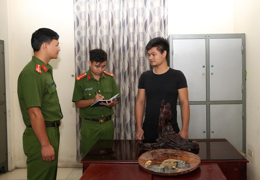Đối tượng tại cơ quan công an.