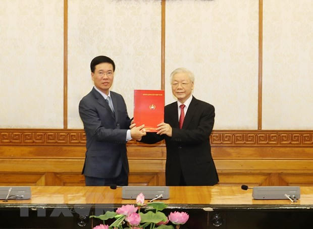 Tổng Bí thư, Chủ tịch nước Nguyễn Phú Trọng trao Quyết định phân công ông Võ Văn Thưởng, Ủy viên Bộ Chính trị, giữ chức Thường trực Ban Bí thư. (Ảnh : Trí Dũng/TTXVN)