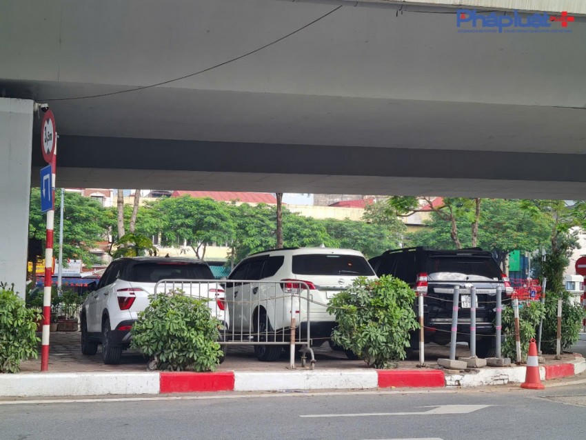 Cận cảnh những điểm trông giữ xe núp dưới chân cầu vượt tiềm ẩn nguy cơ bất an giữa lòng Hà nội