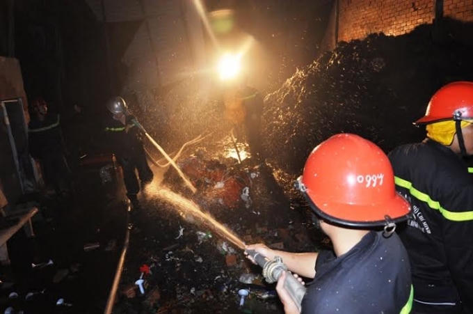 Tiếp cận sâu vào bên trong để dập tắt hoàn toàn đám cháy.
