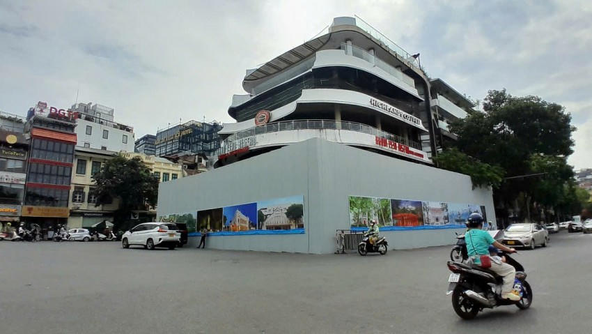 Xung quanh toà nhà được quây kín bằng hàng rào tôn. (Ảnh: N. Trường)