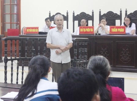 Bị cáo được tòa cho phép quay xuống xin lỗi gia đình bị hại tại phiên tòa về những tội lỗi gây ra.