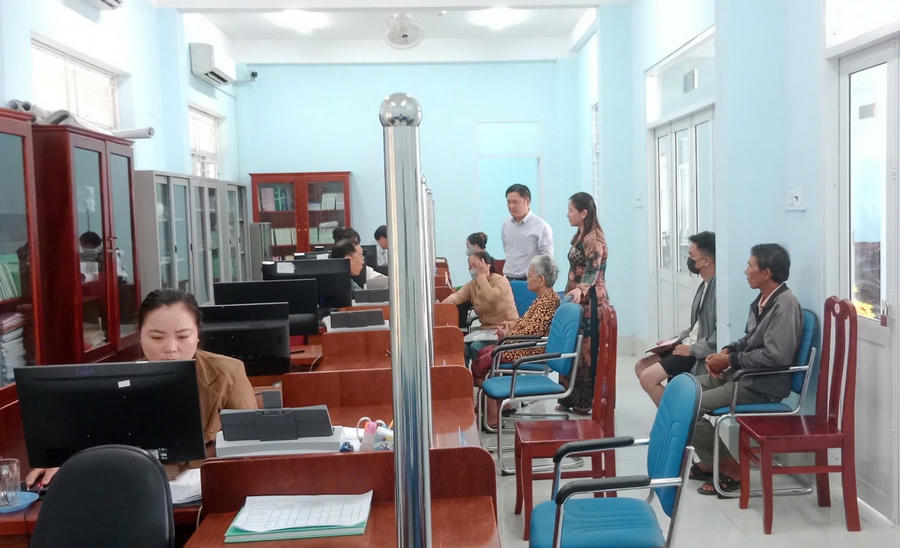 Bà Lê Kim Thúy - Bí thư Đảng ủy xã Vĩnh Mỹ cùng ông Trần Minh Thới - Chủ tịch UBND xã đã trực tiếp có mặt tại Trung tâm hành chính công xã để hướng dẫn, hỗ trợ người dân.