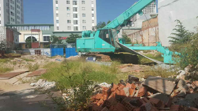 Bên trong khu đất 16 Bạch Đằng hiện đang im lìm. (ảnh: PV)