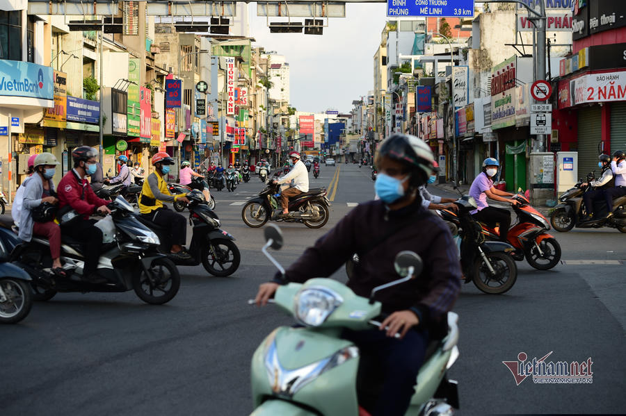 Khoảng 4 - 5h chiều, các phương tiện di chuyển đông đúc trở lại trên một số tuyến đường ở TP.HCM