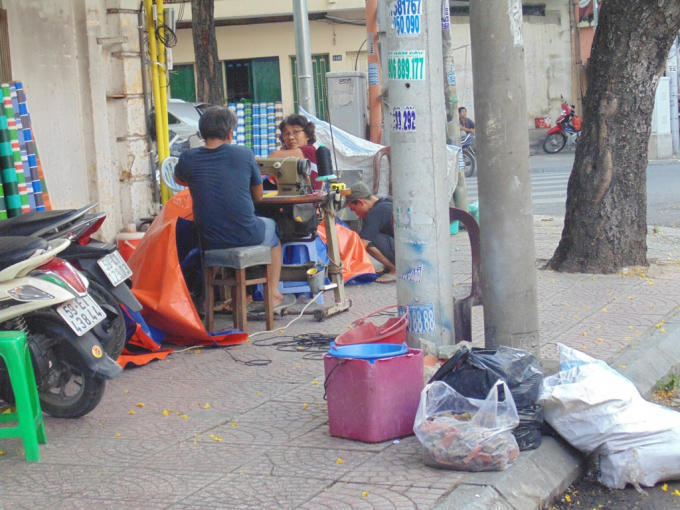Vỉa hè thành điểm may bạt trên đường Yersin.