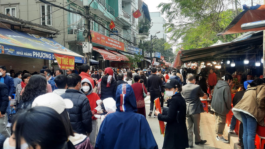 Lối vào Phủ Tây Hồ người chật kín như nêm. Đây là ngày cuối tuần nên khách thập phương đến dâng lễ càng về trưa càng đông.