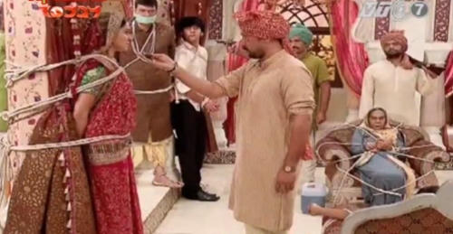 “Cô dâu 8 tuổi” cứu gia đình thoát khỏi bị thiêu sống trong gang tấc