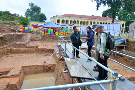 Trước lo ngại của dư luận cho rằng việc sơn sửa sẽ khiến Hoàng Thành Thăng Long mất đi vẻ cổ kính, phía đại diện khu quản lý di tích cho biết khoảng 3 tháng nữa Hoàng Thành sẽ lại được nhuốm màu rêu phong như cũ